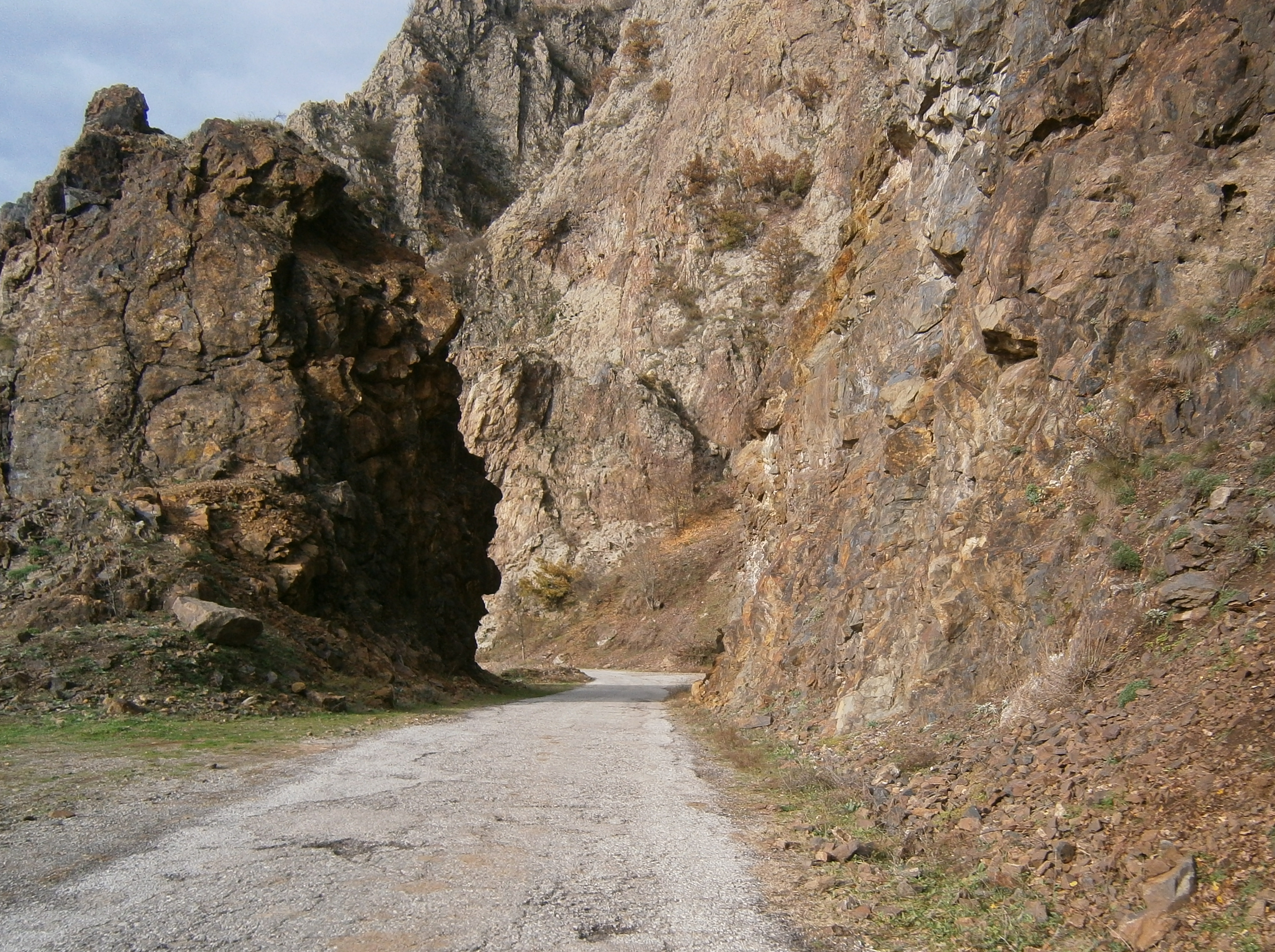 Пътят е за една кола